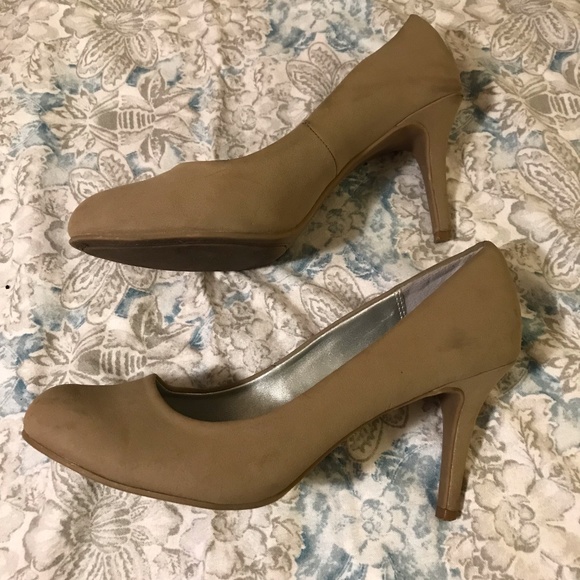 Kenneth Cole Reaction Tan Faux Suede High Heels - Picture 5 of 6