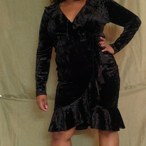 🌟Plus Size Black Velvet Faux Wrap Dress 🌟 - Picture 4 of 6
