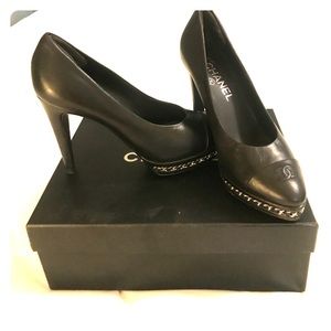 Beautiful black CHANEL pumps!