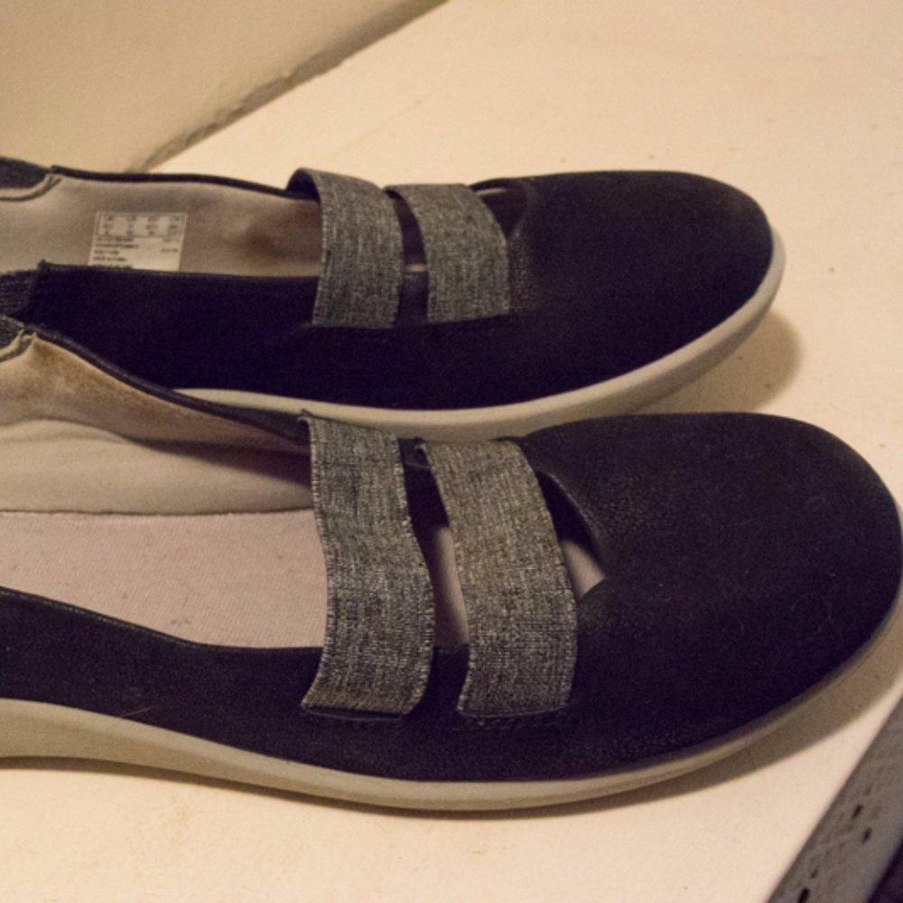 SOLD Clarks Cute Flats - (Missing innersole)