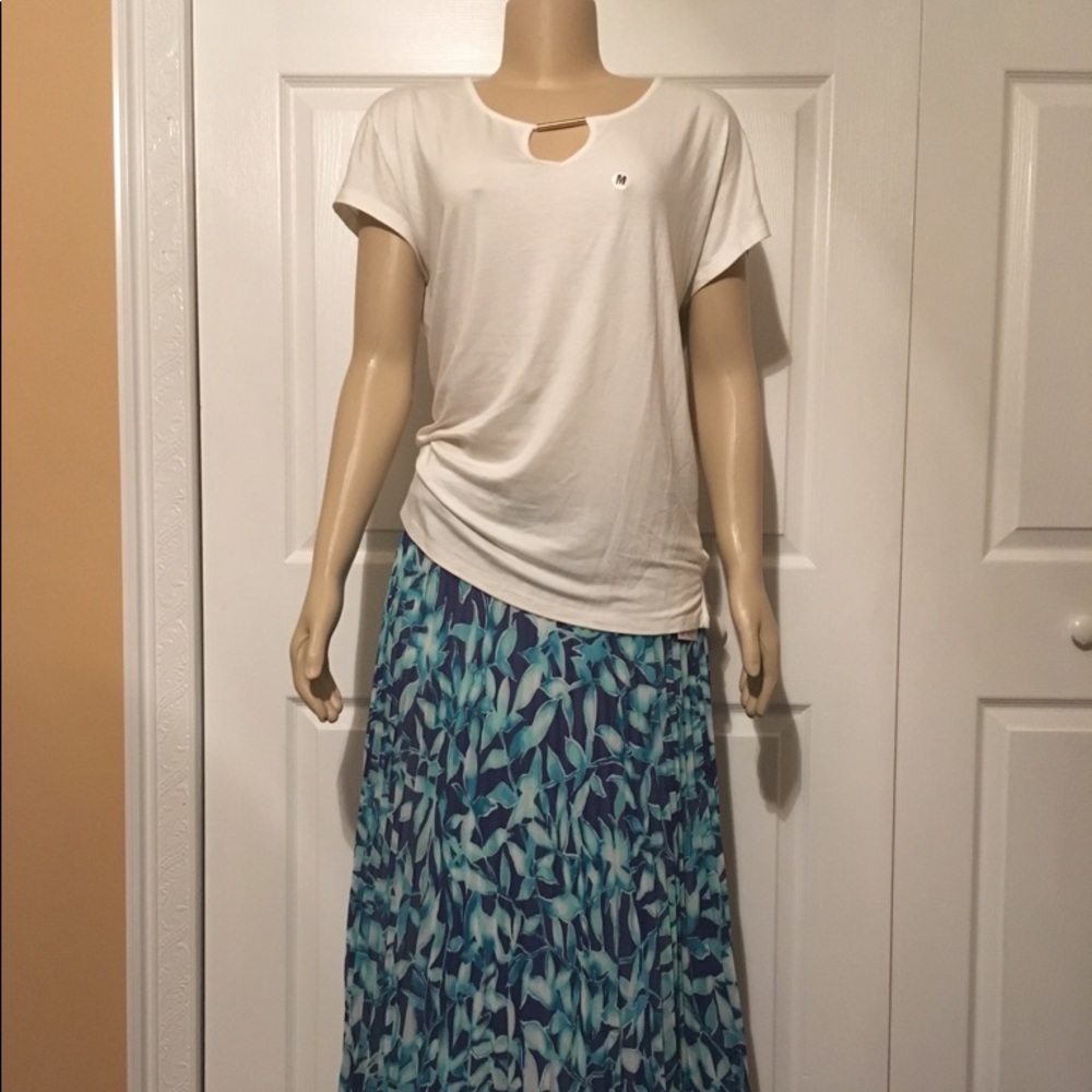Simple but elegant top great dressed up or down.
