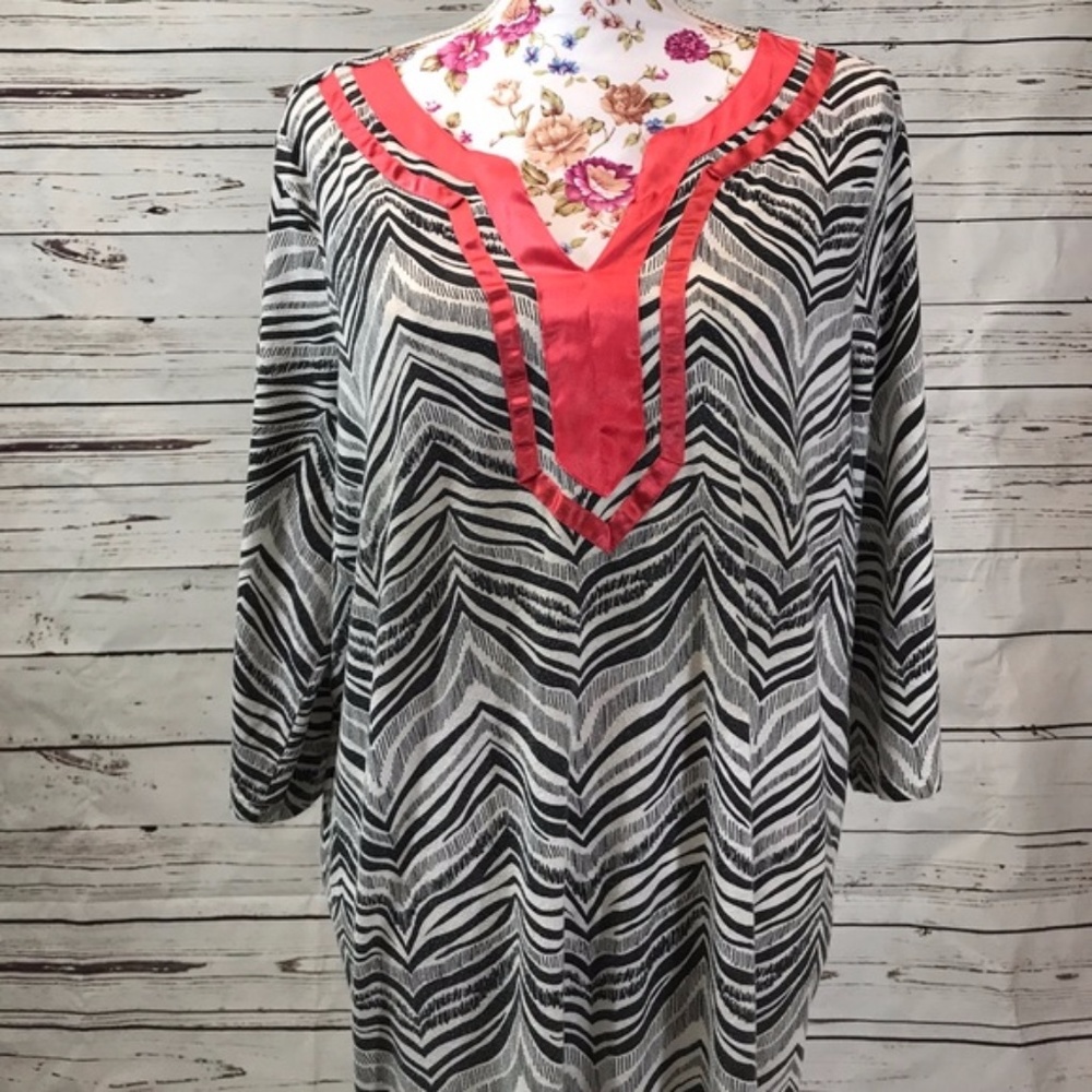 Plus: Jaclyn Smith 2X black/white/coral tunic