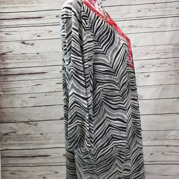 Plus: Jaclyn Smith 2X black/white/coral tunic - Picture 4 of 7