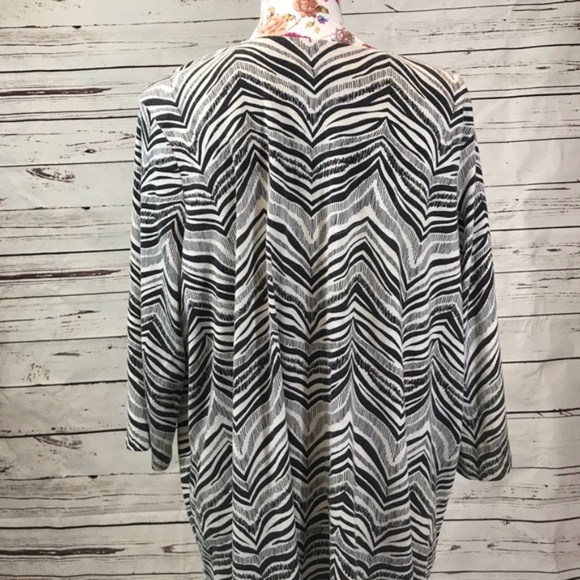 Plus: Jaclyn Smith 2X black/white/coral tunic - Picture 5 of 7