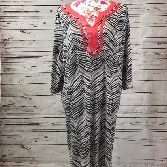 Plus: Jaclyn Smith 2X black/white/coral tunic - Picture 2 of 7