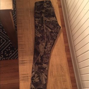 Lululemon Camo print tight stuff tight