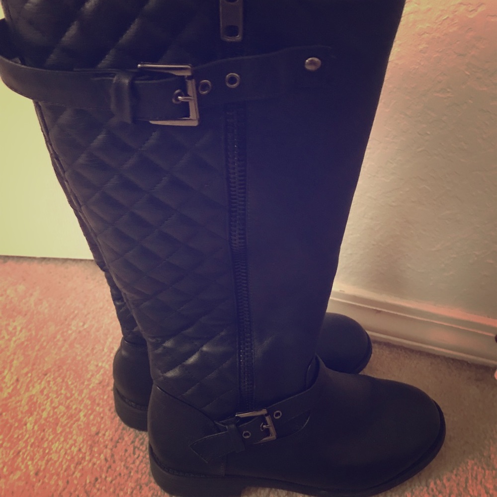 Black mid size calf boots