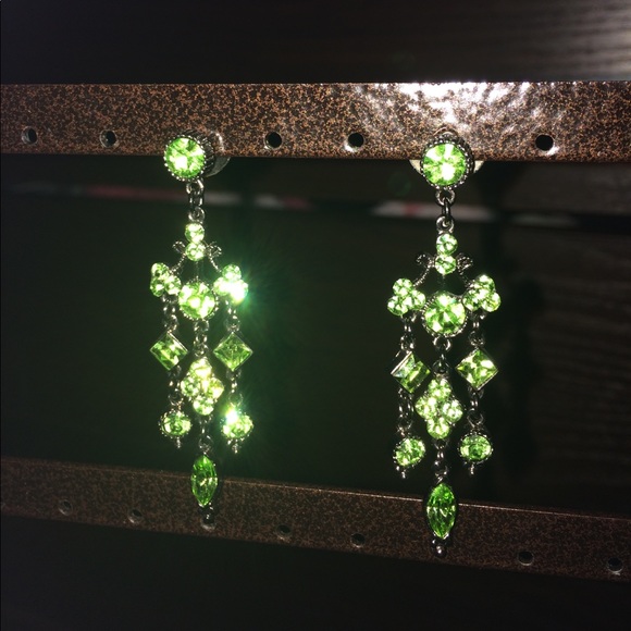 Green rhinestone dangle earrings - Picture 4 of 4
