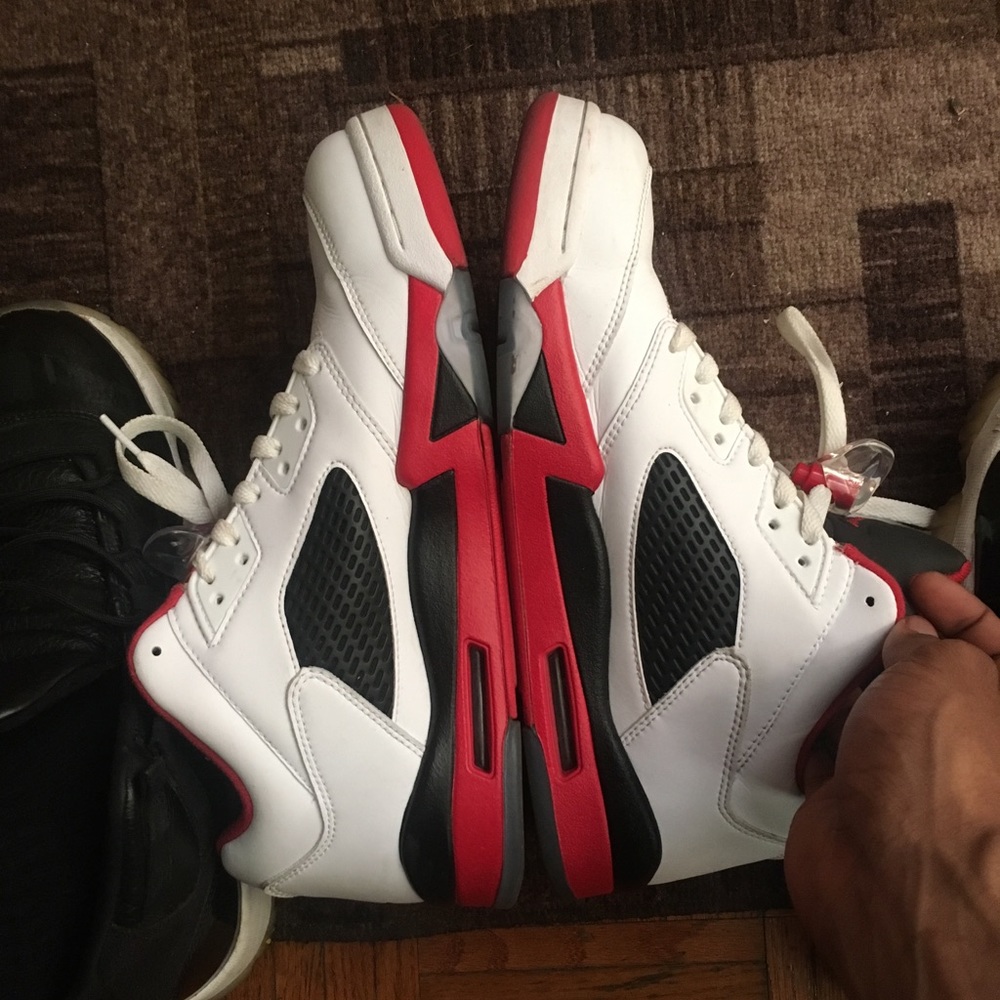 *SOLD* Jordan Fire Red 5 Low