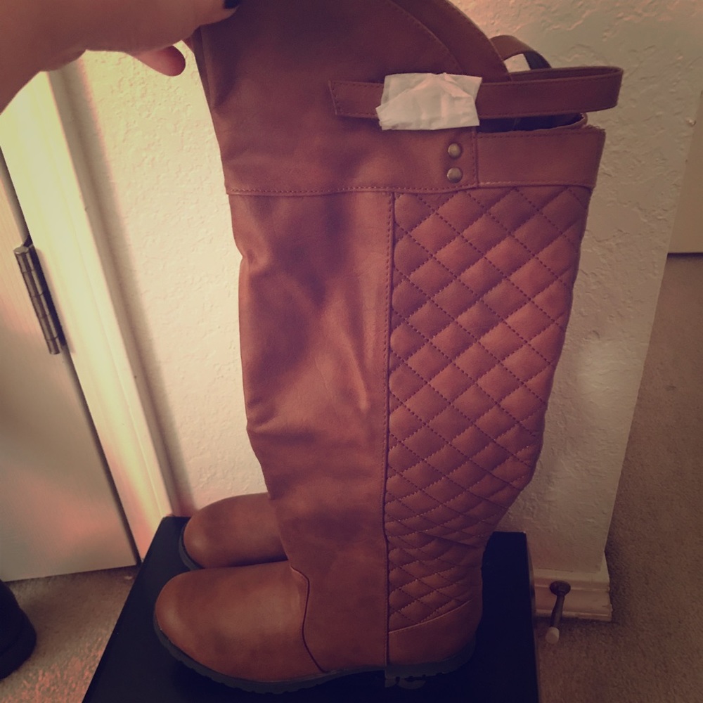 Brown mid size calf boots.