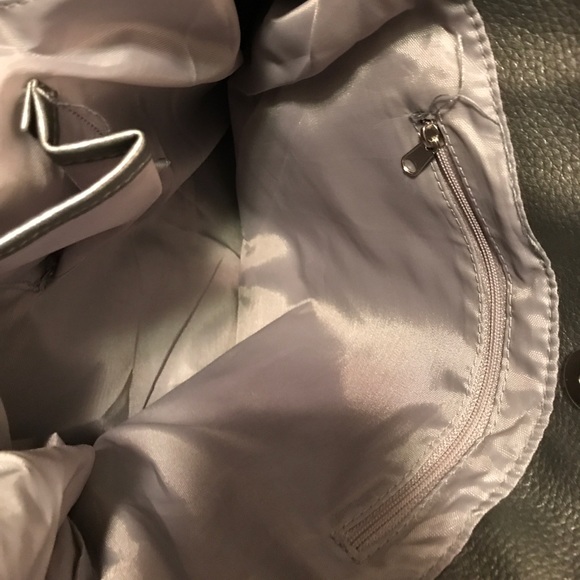 💥Donated💥NWOT Adorable Silver Purse - Picture 7 of 7