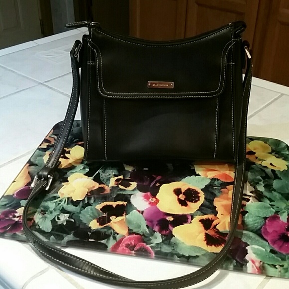 Liz Claiborne Handbags - Liz Claiborne Black Purse