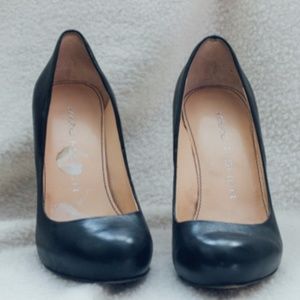 Balck round toed pumps