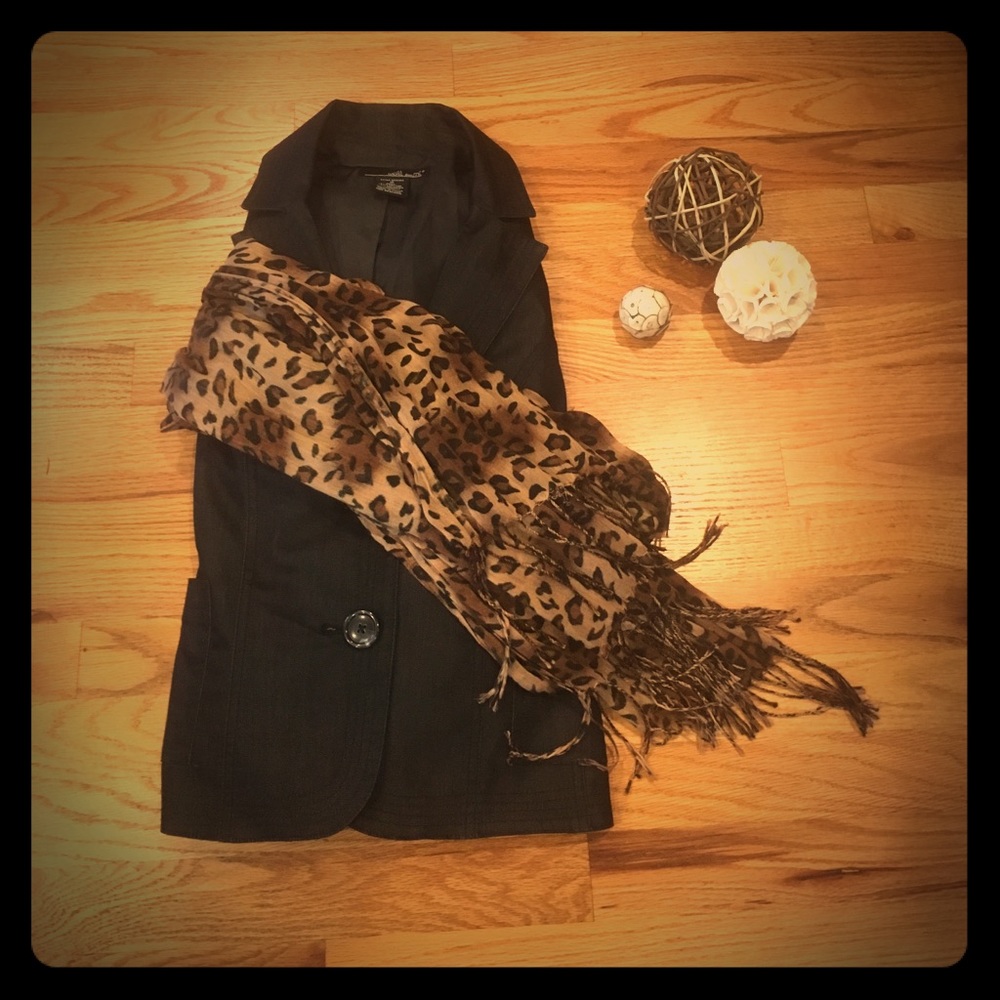 Lightweight leopard print scarf.