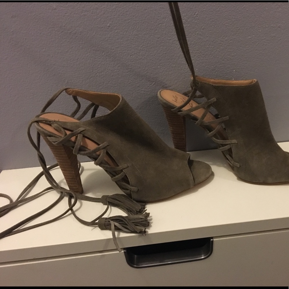 Banana Republic lace your tassel booties