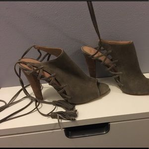 Banana Republic lace your tassel booties