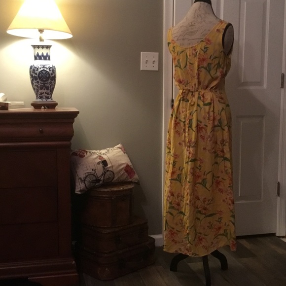 Beautiful Sleeveless Floral Sheath - Picture 3 of 6