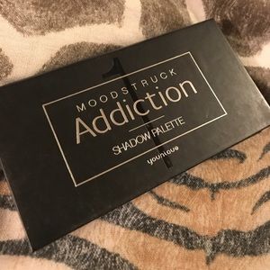 Younique addiction 1 shadow palette.