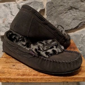 Minnetonka Women's Moccasin Gray Leopard Size 9