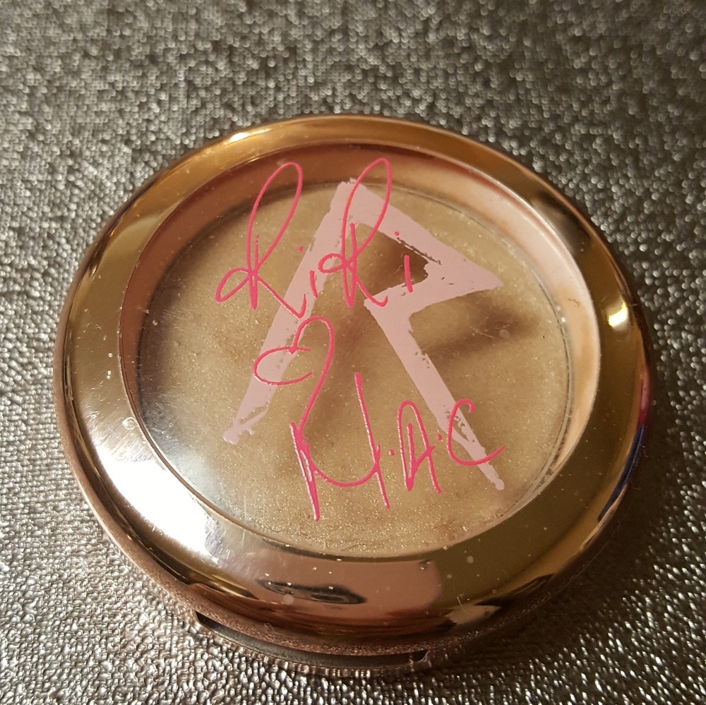 Mac Limited Edition Riri cream highlighter 😄🖤