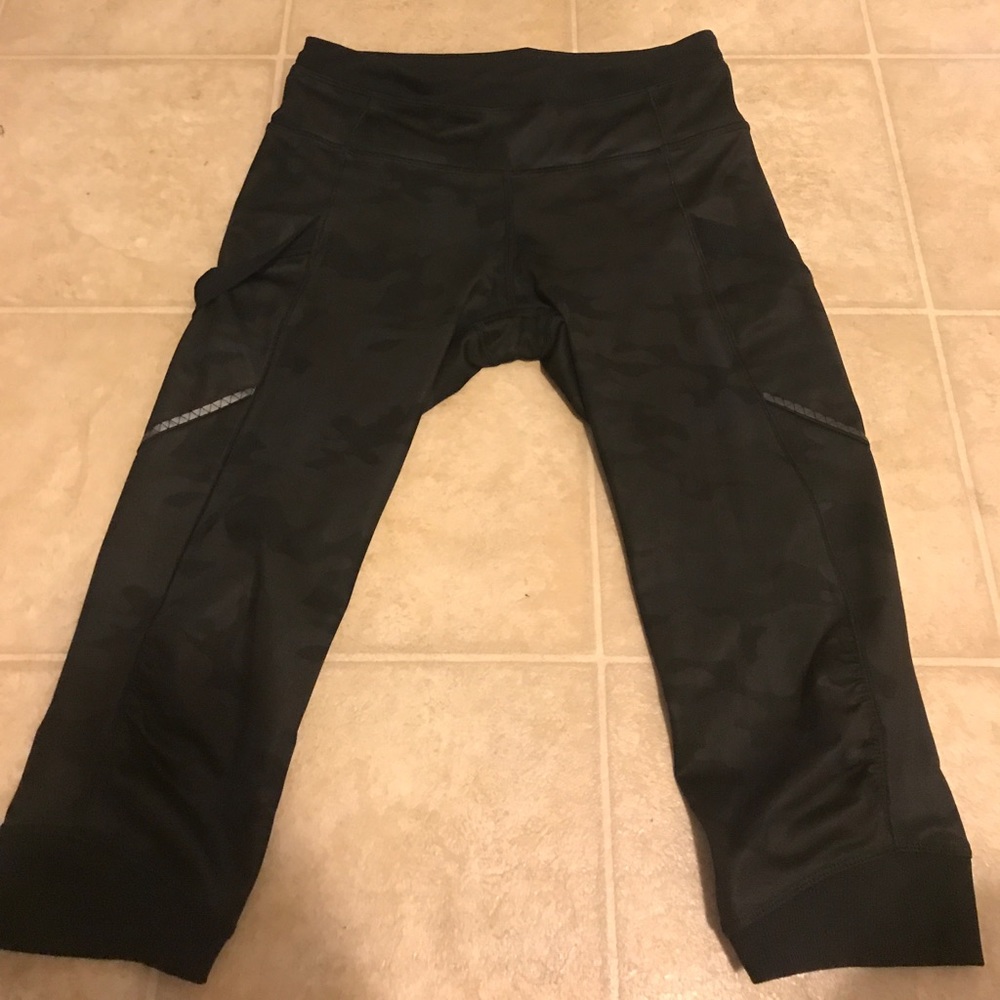 Black camo Lululemon crops