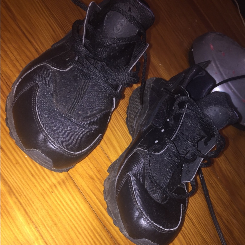 Black huaraches
