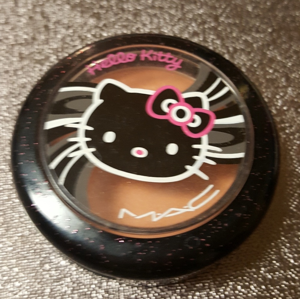 MAC Limited Edition Hello Kitty blush😍😄🖤
