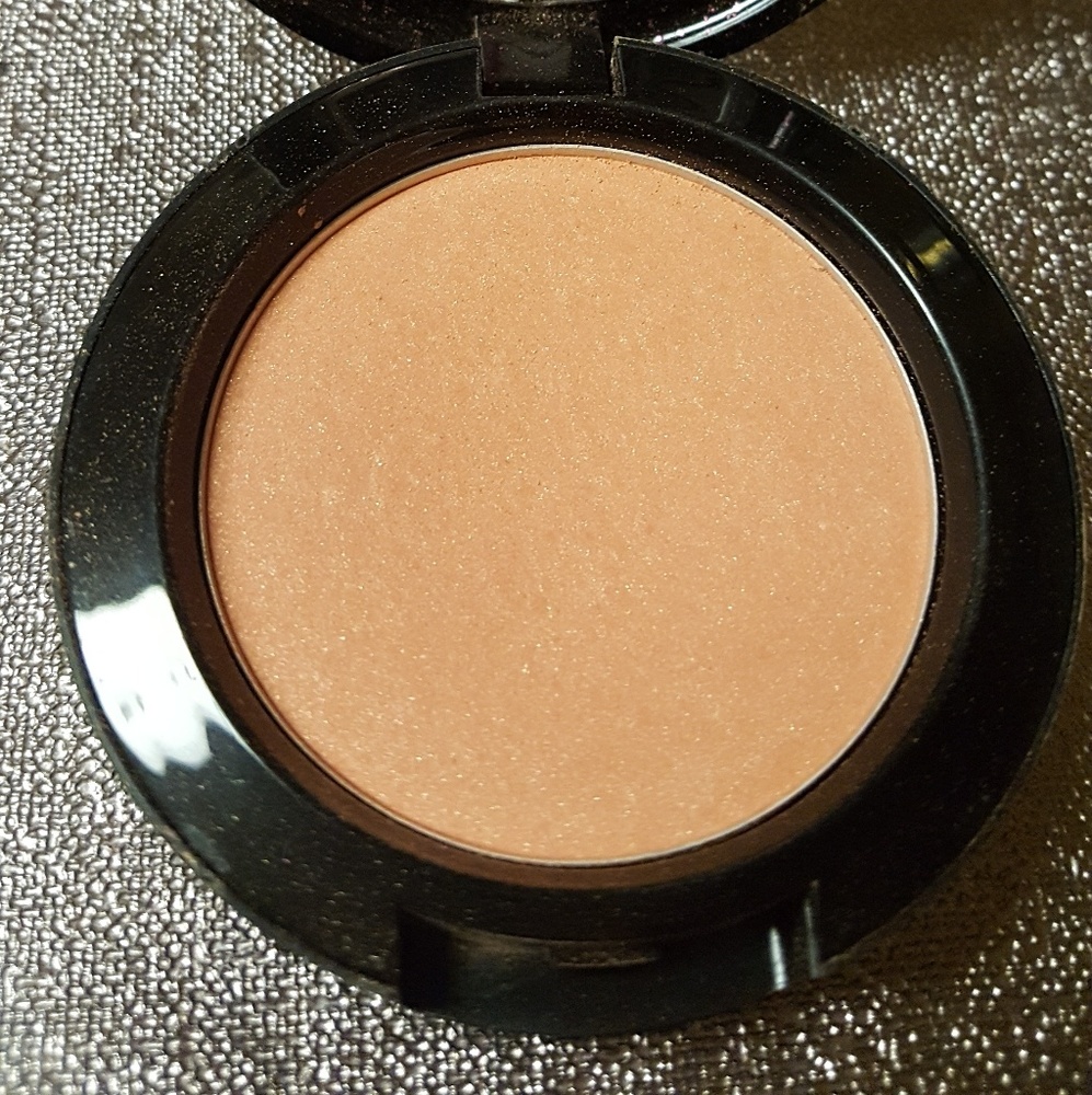 MAC Limited Edition Hello Kitty blush😍😄🖤 - Picture 2 of 3
