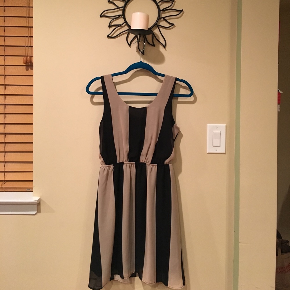Black & Tan color block dress - cut out back 🎀