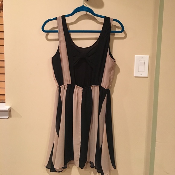 Black & Tan color block dress - cut out back 🎀 - Picture 4 of 5