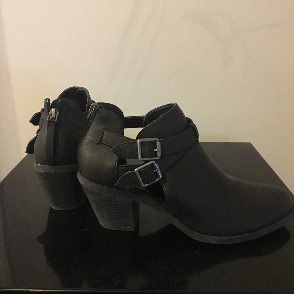 Steve Madden black booties
