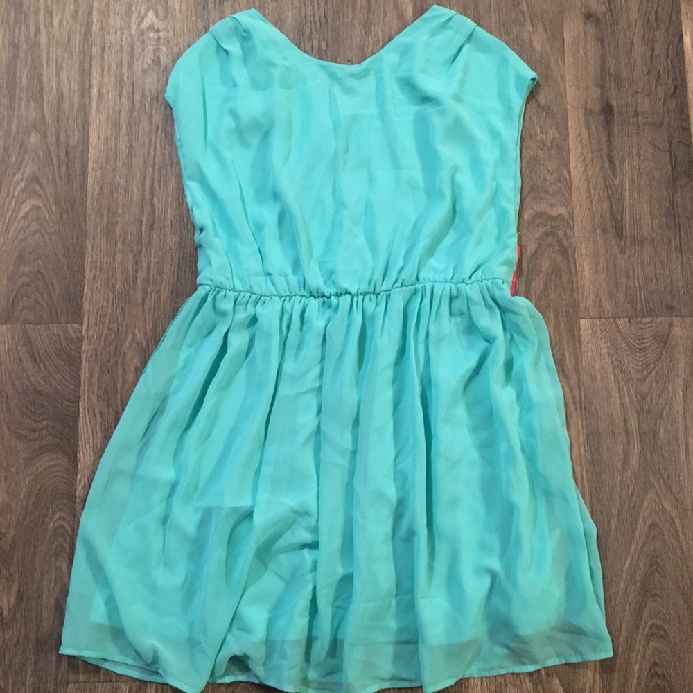 Summer Dress Peek-a-boo Back