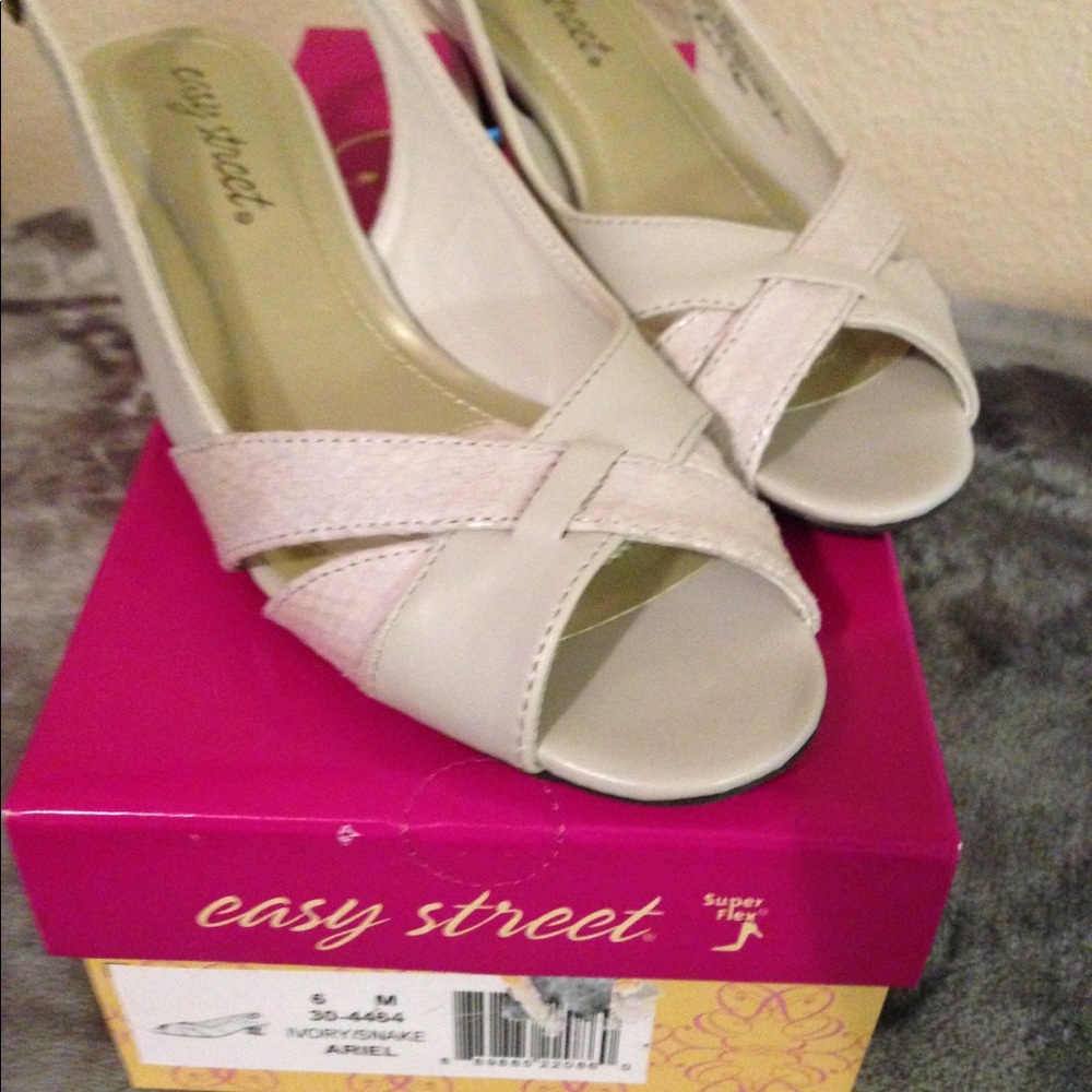 New In Box Easy Street Ariel Heels
