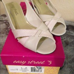 New In Box Easy Street Ariel Heels