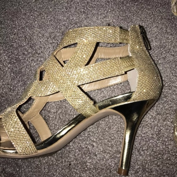 Marc Fisher Gold Heels - Picture 4 of 7