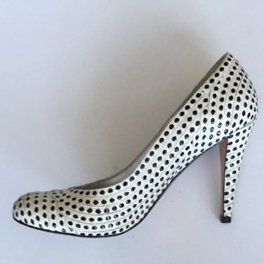 Report Signature - black and white pump