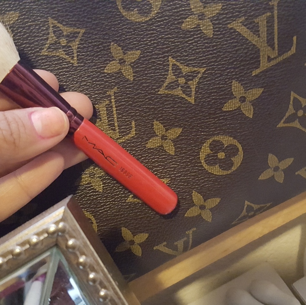 MAC Limited Edition brush😄🖤 - Picture 3 of 3