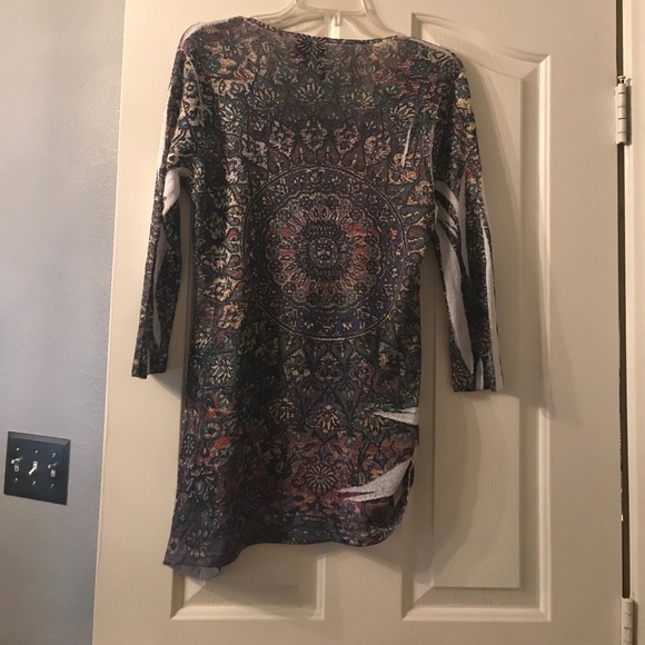 Cute colorful top. - Picture 2 of 2