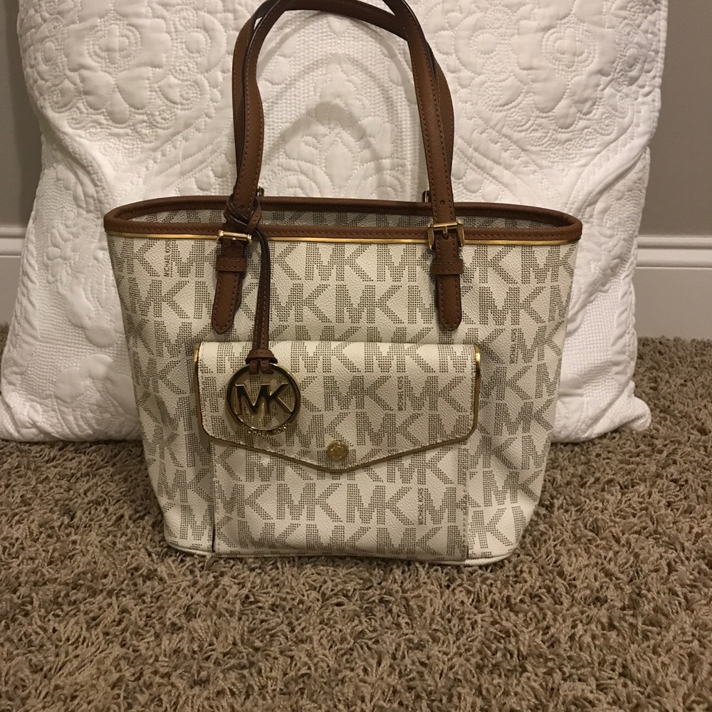 Michael Kors Jet Set Medium Snap Pocket Tote