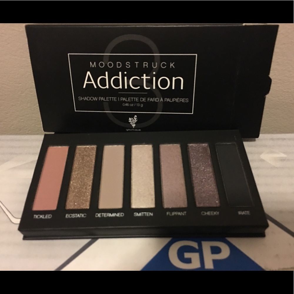 Younique Eye Shadow Pallet