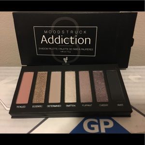 Younique Eye Shadow Pallet