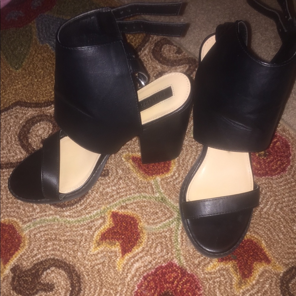 Black pumps with thick heel sz 7.5