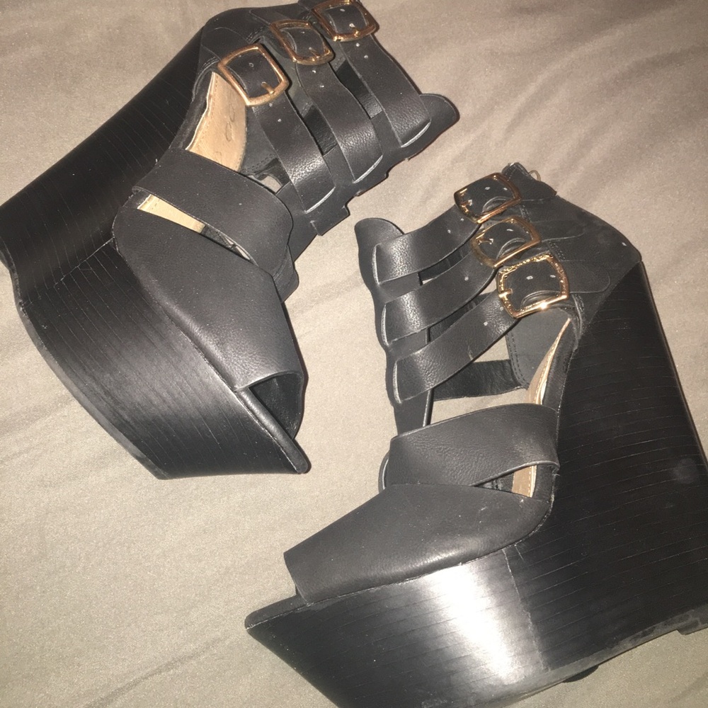 Women’s wedge sandals