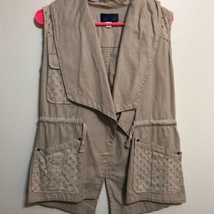 Detailed Vest for Fall 🍁🍂