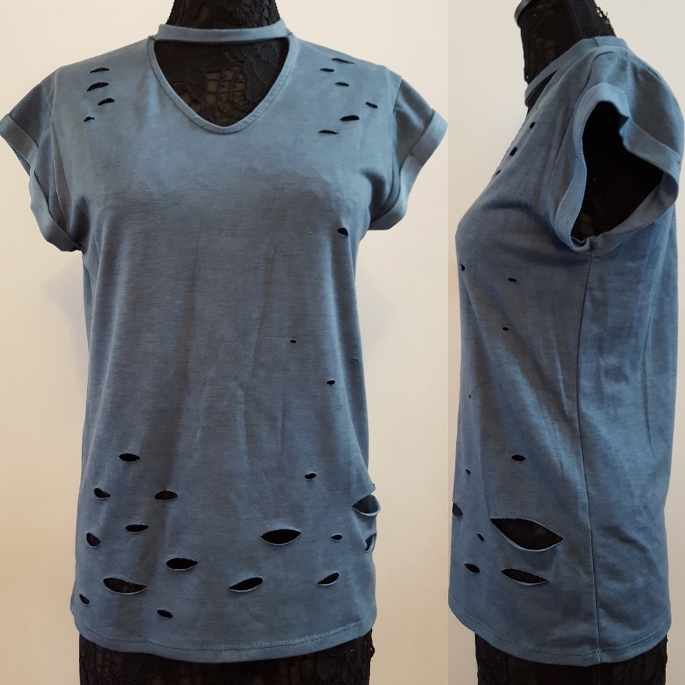 V-neck T-shirt with choker - Blue.