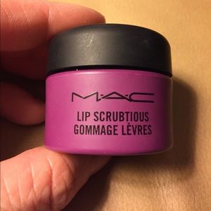 MAC summer berry lip scrubtious