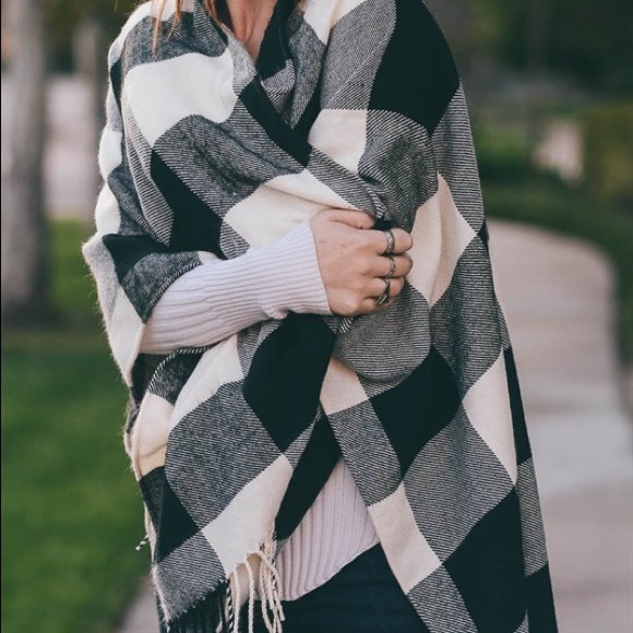 LAST ONE!!! Plaid Poncho Ivory/black - Picture 4 of 8