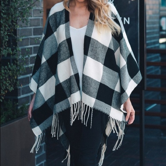 LAST ONE!!! Plaid Poncho Ivory/black - Picture 5 of 8
