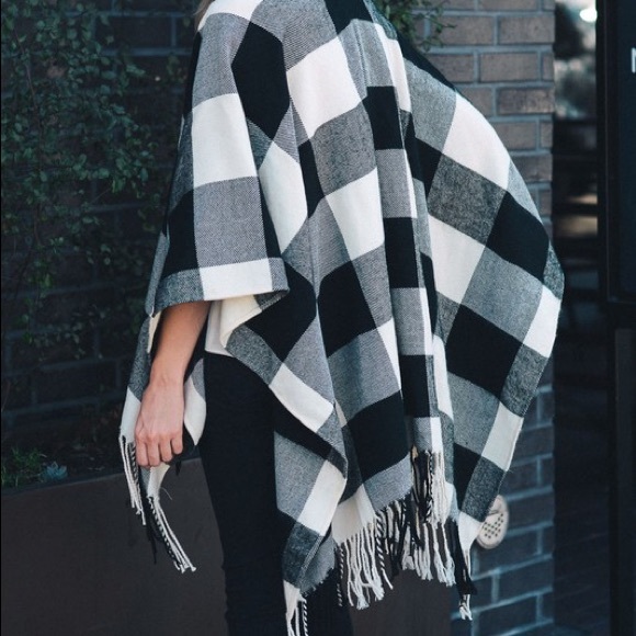 LAST ONE!!! Plaid Poncho Ivory/black - Picture 6 of 8