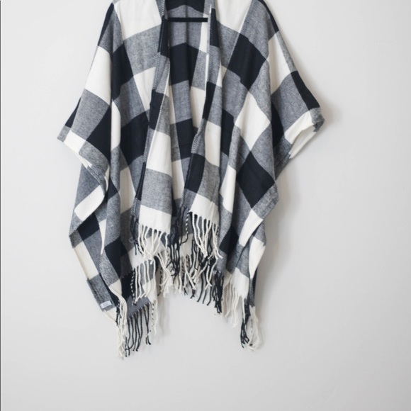 LAST ONE!!! Plaid Poncho Ivory/black - Picture 7 of 8